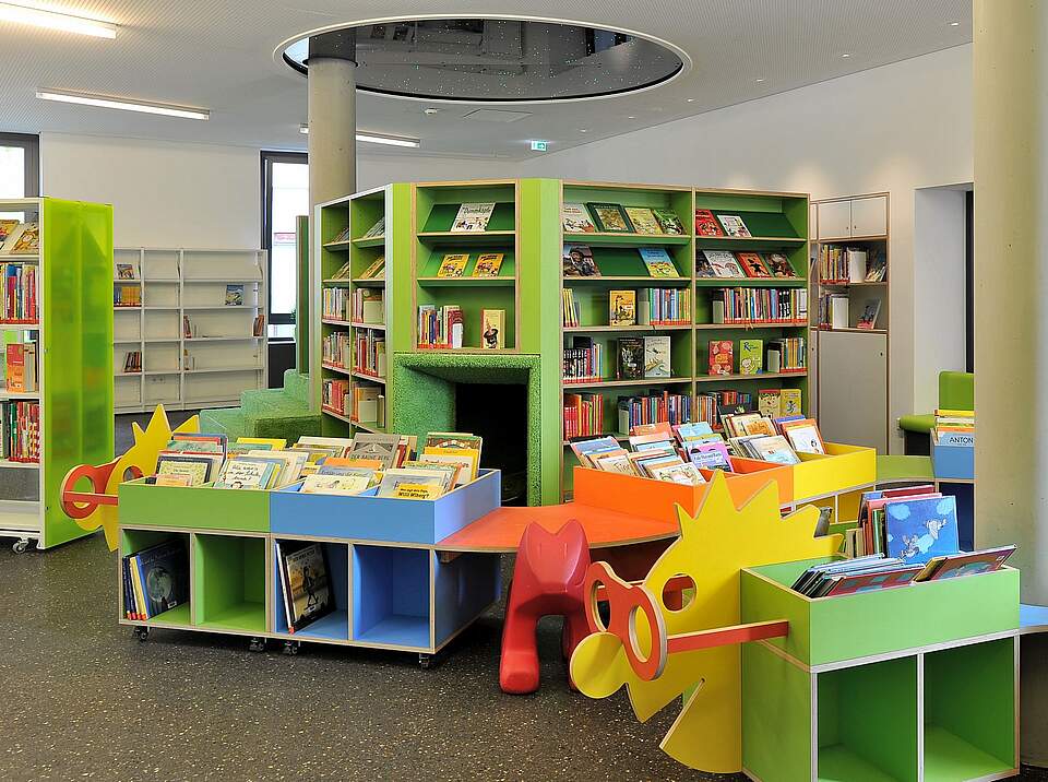 Die Kinderbücherei in der Stadtbücherei Forchheim. Raum in der Stadtbücherei mit Bücherregalen.