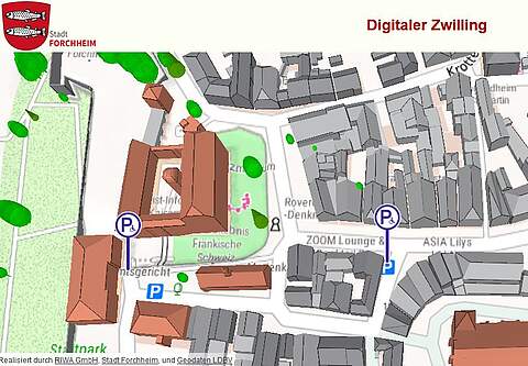 Kartenausschnitt aus dem Geoportal der Stadt Forchheim. Ein Kartenausschnitt von Forchheim aus der Vogelperspektive in 3D. Mit Parken-Icon werden die vorhandenen Behindertenparkplätze in dem Ausschnitt angezeigt. Die öffentlich zugänglichen Gebäude sind braun eingefärbt, die privaten Gebäude in grau. In grün werden ein Teil des Stadtparks und größere Bäume dargestellt.