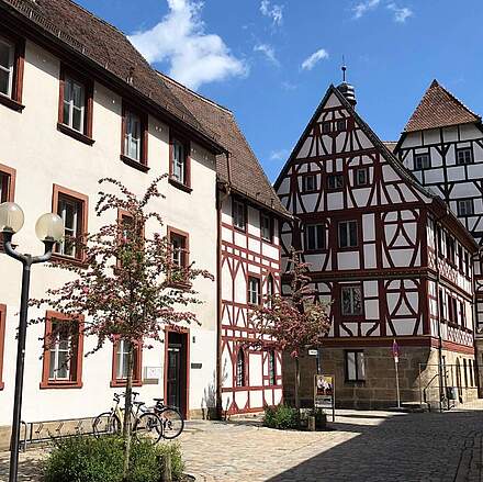 Eingang zum Standesamt Forchheim. Dahinter das Fachwerkensemble des historischen Forchheimer Rathauses.