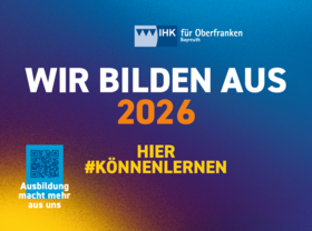 IHK Aufkleber für die ausgezeichneten Ausbildungsbetriebe 2026. Der HIntergrund ist ein Farbverlauf von Gelb über Lila nach Blau. Oben ist das Logo der IHK Oberfranen/Bayreuth angebracht, darunter der Text "Wir bilden aus 2026". Darunter steht "Hier #könnenlernen". links unten befindet sich noch ein QR-Code an dem der Schriftzug angebracht ist "Ausbildung macht mehr aus uns. " 