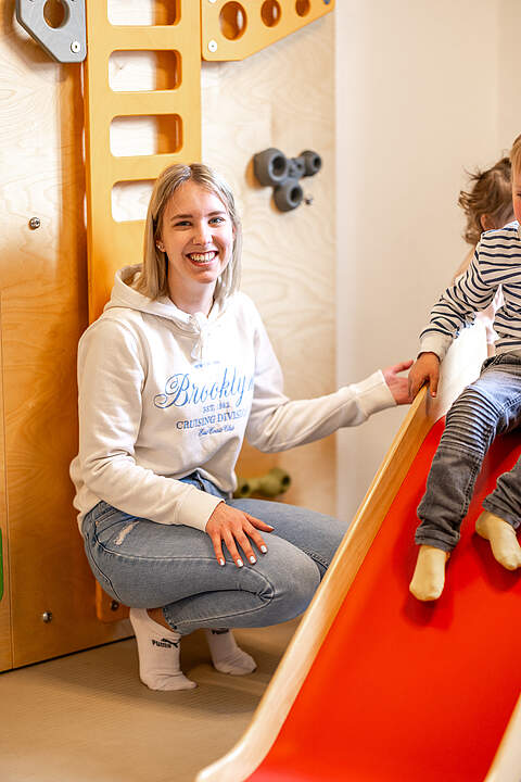 Mitarbeiterin in einer Kindertagesstätte Azubi Erzieherin mit Kindern