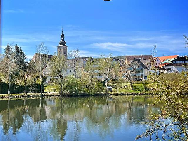 Blick vom Holzpavillion der Sportinsel über das Wasser nach Burk.