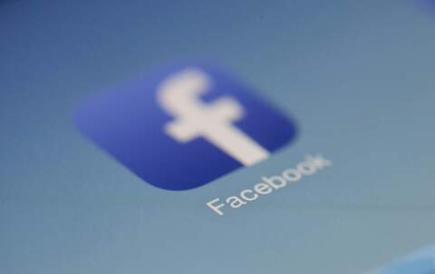 Facebook-Logo nach oben verschwimmend. Darunter der Schriftzug "Facebook"