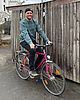 Radverkehrsbeauftragter der Stadt Forchheim Tobias Wilhelm sitzt auf einem pinkfarbenen Herrenrad vor einer hölzernen Bretterwand.