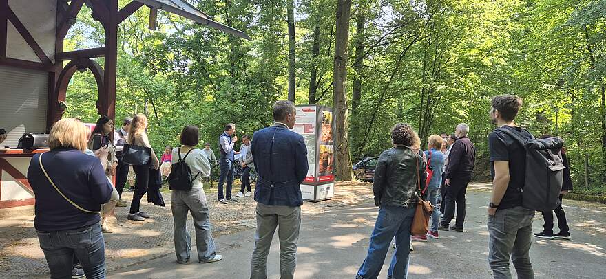 Tag der Städtebauförderung 2026 Eine Gruppe bbei einer Infoveranstaltung im Forchheimer Kellerwald