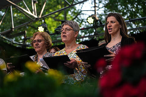 Stadtbadserenade 2023 Singender Chor bei der Stadtbadserenade