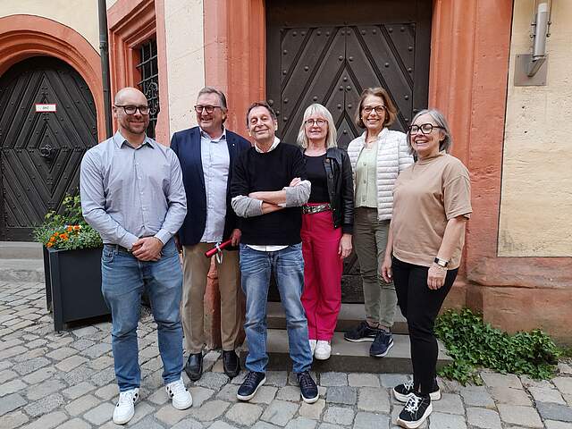 Personen im Innenhof der Kaiserpfalz