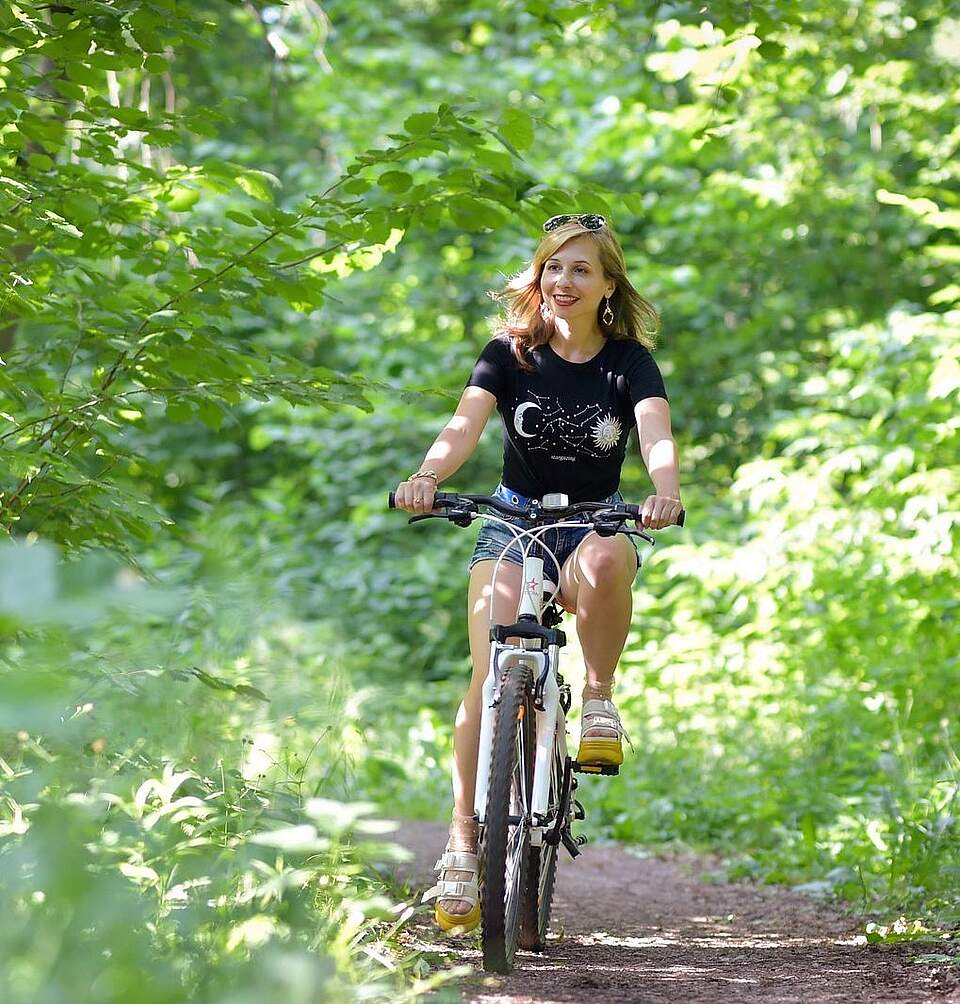 Fahrradfahrerin im Wald