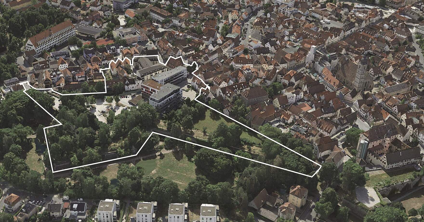 Eine Luftbildaufnahme eines Stadtteils mit eingezeichneten Außengrenzen eines Sanierungsgebiets.