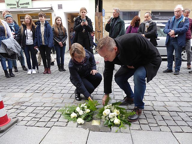 •	Bürgermeister Udo Schönfelder legte zusammen mit Bürgermeisterin Dr. Annette Prechtel Blumen nieder.