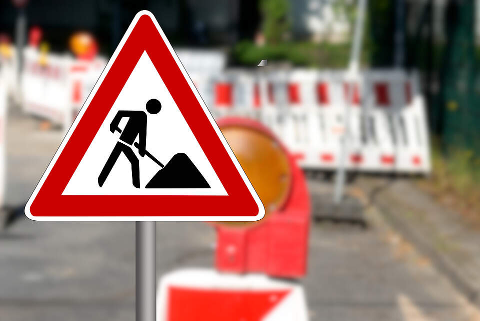 Baustelle Baustellenverkehrsschild und Barken an einer Straße