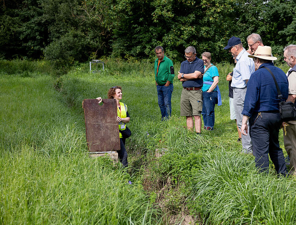 Personen bei einer Gästeführung im Bereich der Wässerwiesen