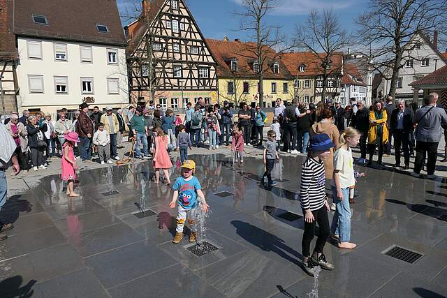 Kinder auf dem neuen Fontänenfeld.