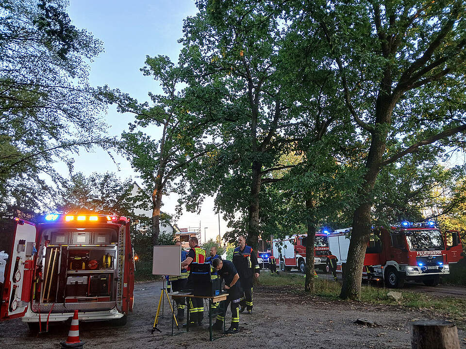 Forchheimer Feuerwehren trainierten den Ernstfall Die Einsatzleitung am Röthenparkplatz. Im Hintergrund rollen die Wehren.