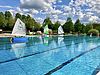 Schwimmerbecken im Königsbad Forchheim mit „Optimisten- Jollen“ beim Schnuppersegeln