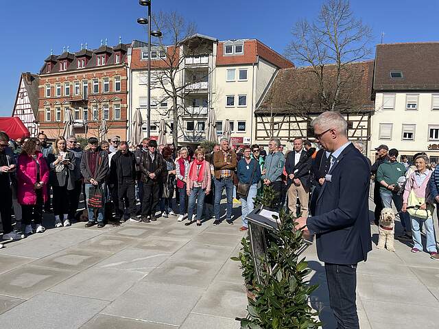 Oberbürgermeister Dr. Uwe Kirschstein hält die Begrüßungsrede auf dem Paradeplatz, umgeben von vielen Gästen.