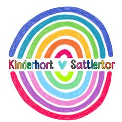 Logo Kinderhort Sattlertor, bunte Schrift auf farbigem Strudel