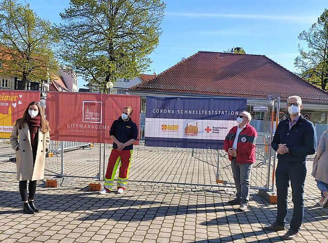 Das städtische Testzentrum wurde um 09:00 Uhr im Beisein von Oberbürgermeister Dr. Uwe Kirschstein (rechts), Citymanagerin Elena Büttner, Lukas Hänsch vom ASB Forchheim (2. v. re.) und Raimund Schuli vom BRK Forchheim eröffnet.