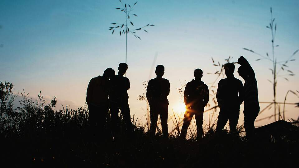 Jugendliche bei Sonnenuntergang Jugendliche bei Sonnenuntergang