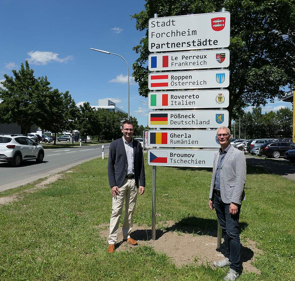Partnerstadtschilder am Ortseingang Foto des Oberbürgermeisters Dr. Uwe Kirschstein mit dem Leiter des Amts für Marketing, Tourismus und Int. Beziehungen Nico Cieslar vor dem Partnerschaftsschild in Forchheim-Süd.