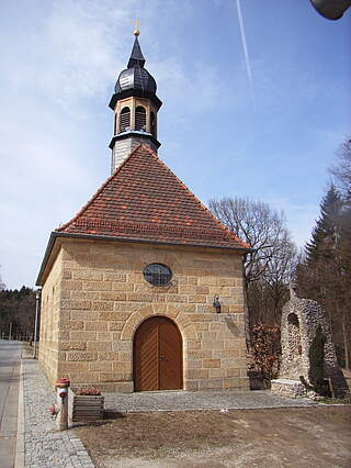 Vor 100 Jahren: Serlbach wird erster Stadtteil von Forchheim Die Kapelle St. Marien in Serlbach wurde 1948 aus Sandstein erbaut.