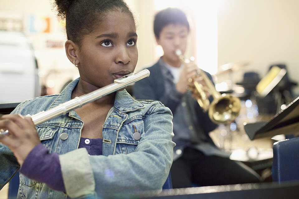 Musikschule Kinder spielen Querflöte und Trompete