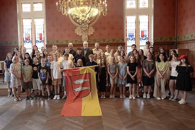 Viele junge Menschen auf einem Bild in Le Perreux.