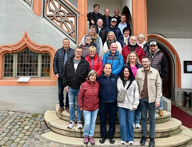35 Jahre Städtepartnerschaft mit Pößneck Die Forchheimer Delegation vor dem Rathaus in Pößneck auf den Treppenstufen.