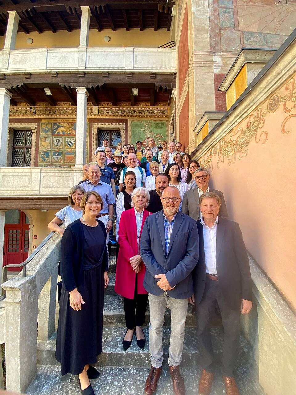 Die Forchheimer Delegation mit den italienischen Freundinnen und Freunden auf der Treppe zur Loggia des Rathauses in Rovereto. Die Forchheimer Delegation mit den italienischen Freundinnen und Freunden auf der Treppe zur Loggia des Rathauses in Rovereto.