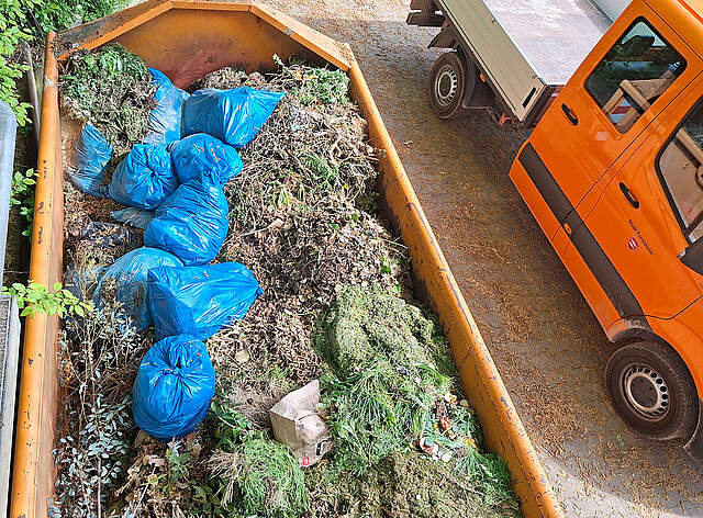 Container am Friedhof mit Müllsäcken