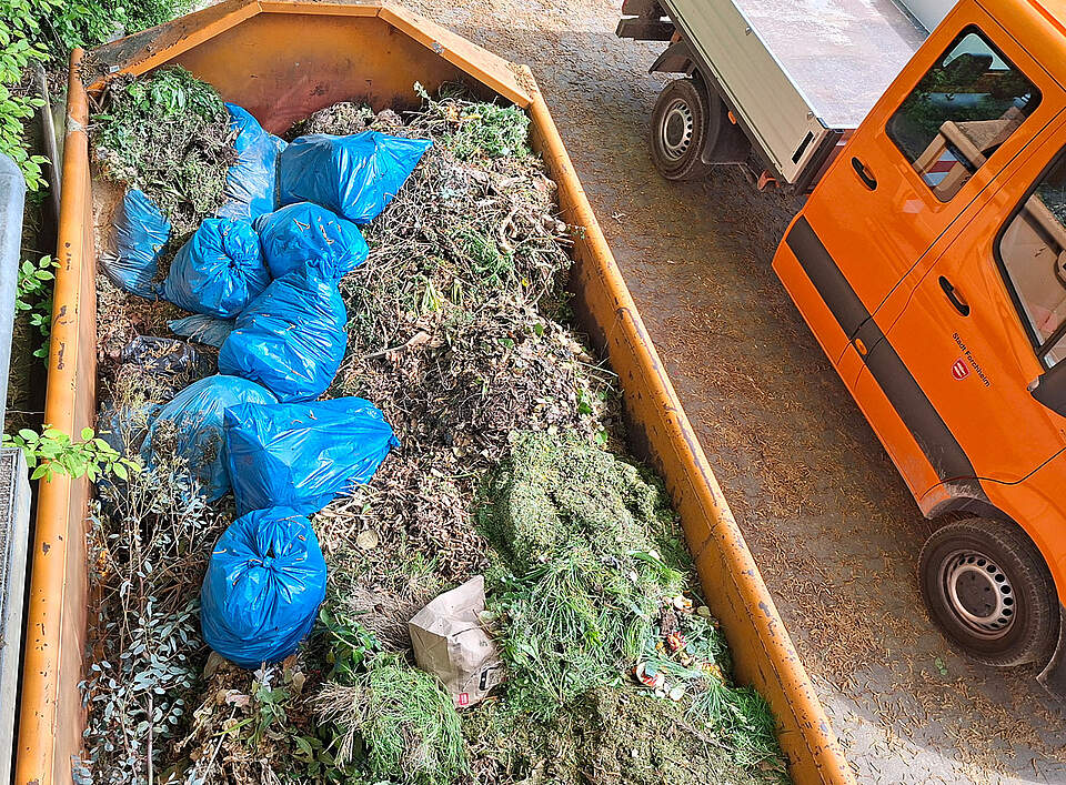 Container am Friedhof mit Müllsäcken