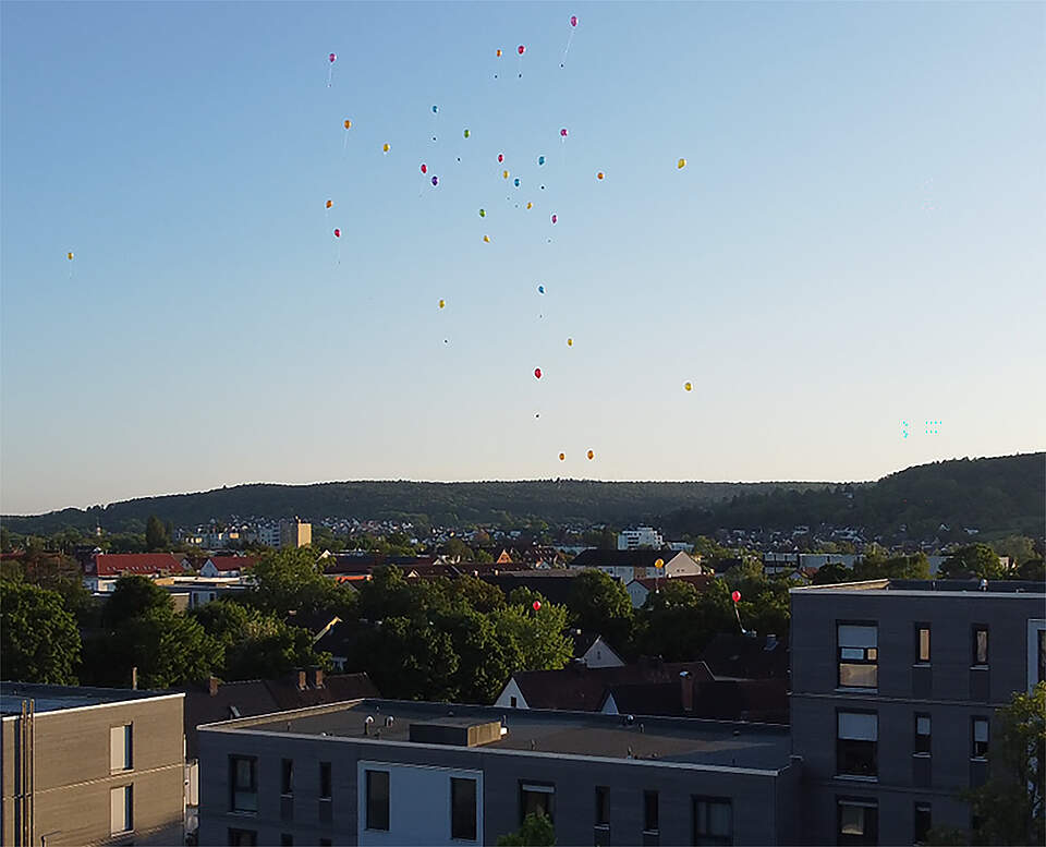 Blick über Forchheim mit bunten Ballons im Abendhimmel