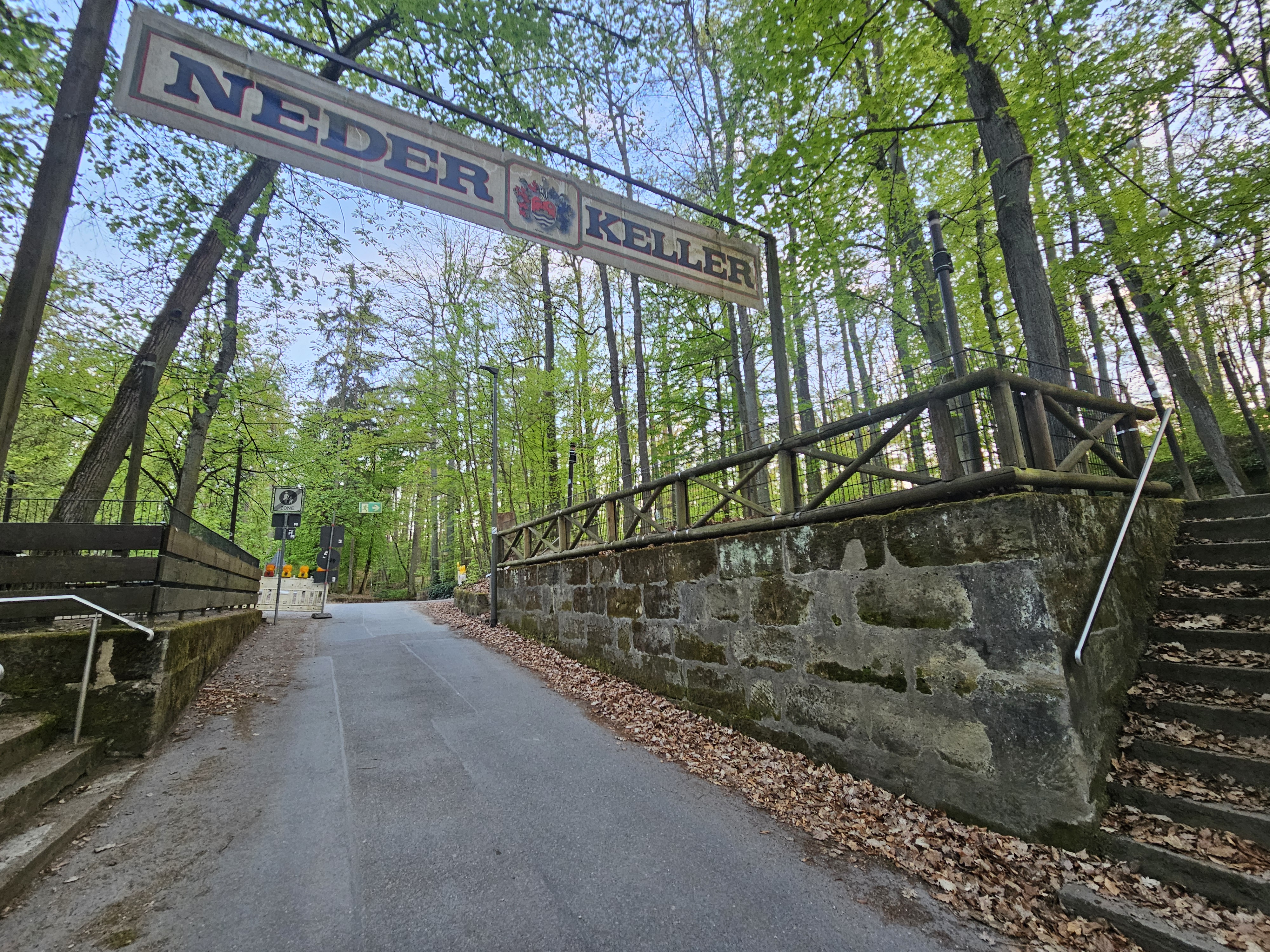 Das Gelände des Neder Kellers befindet sich links und rechts des Hauptwegs im Forchheimer Kellerwald. Sansteinmauern stützen das Areal, darunter liegen die Bierkellerstollen für die Lagerung und Reifung des Bieres.
