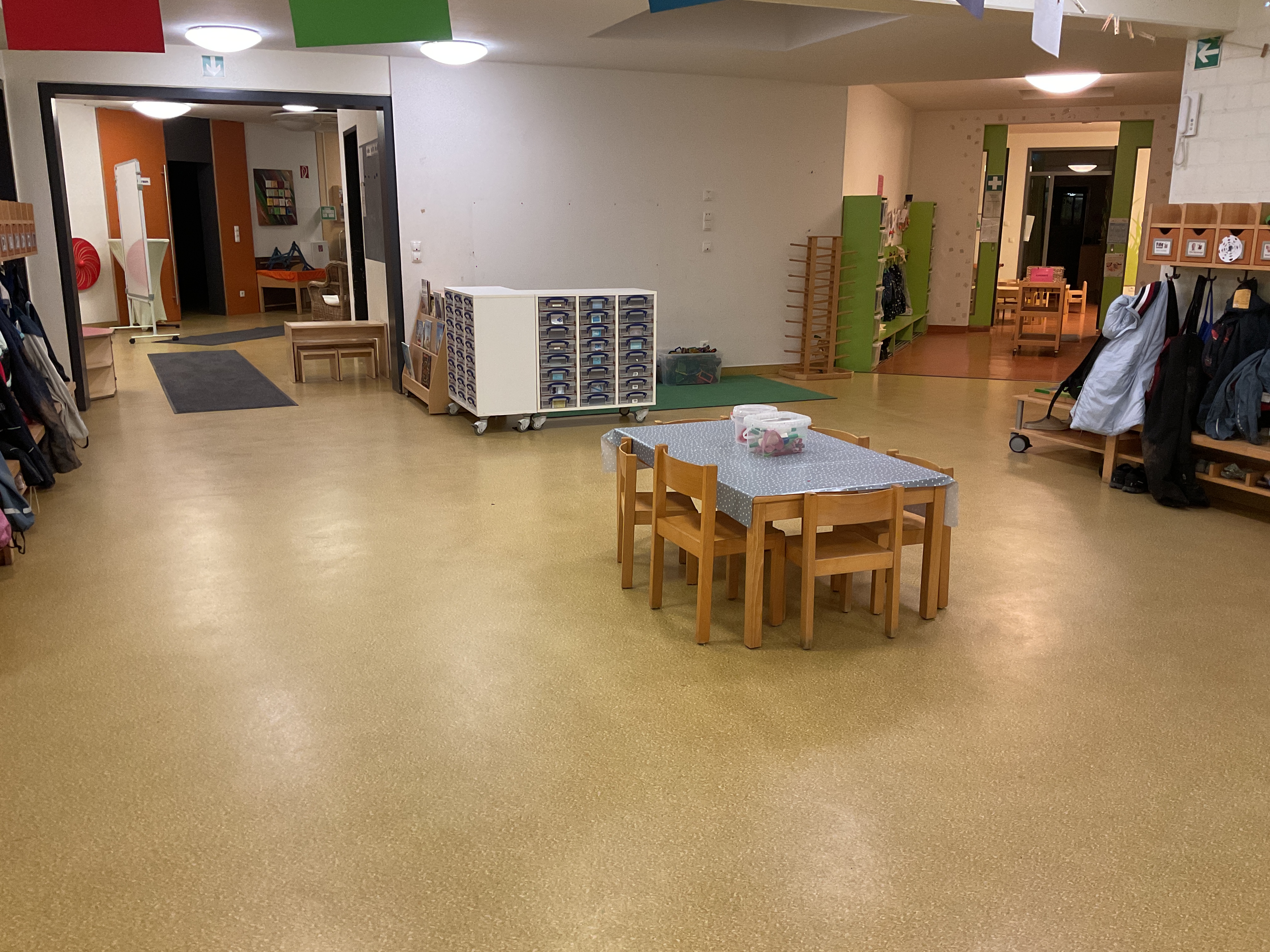 Garderobe und Tisch für Kinder
