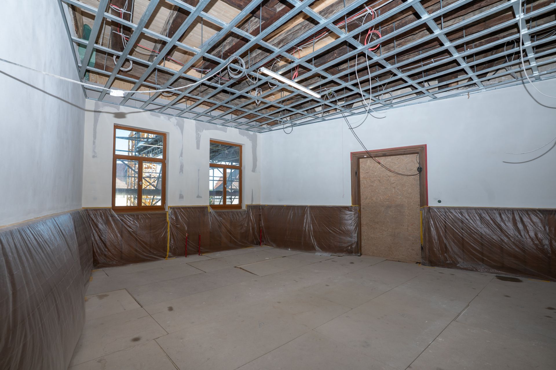 Halbhohe Wandvertäfelungen wurden wieder angebracht. Die Holzbauarbeiten an den Innenwänden wurden angebracht und zum Schutz mit Folien abgeklebt.