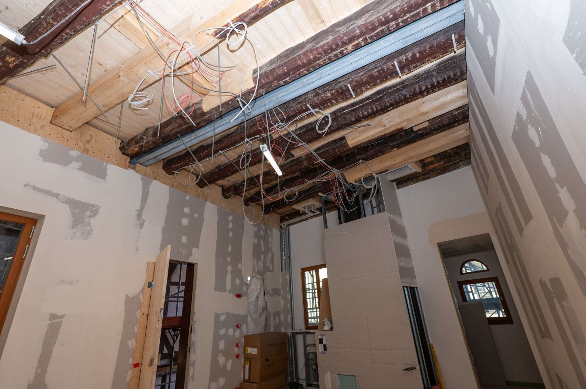 Innenausbau im Forchheimer Rathaus schreitet voran. Ansicht eines Innenraums, in dem der Innenausbau und Trockenbau voranschreitet. Die Holzdecke wurde teilweise ausgebessert, die Arbeiten daran sind noch nicht abgeschlossen.
