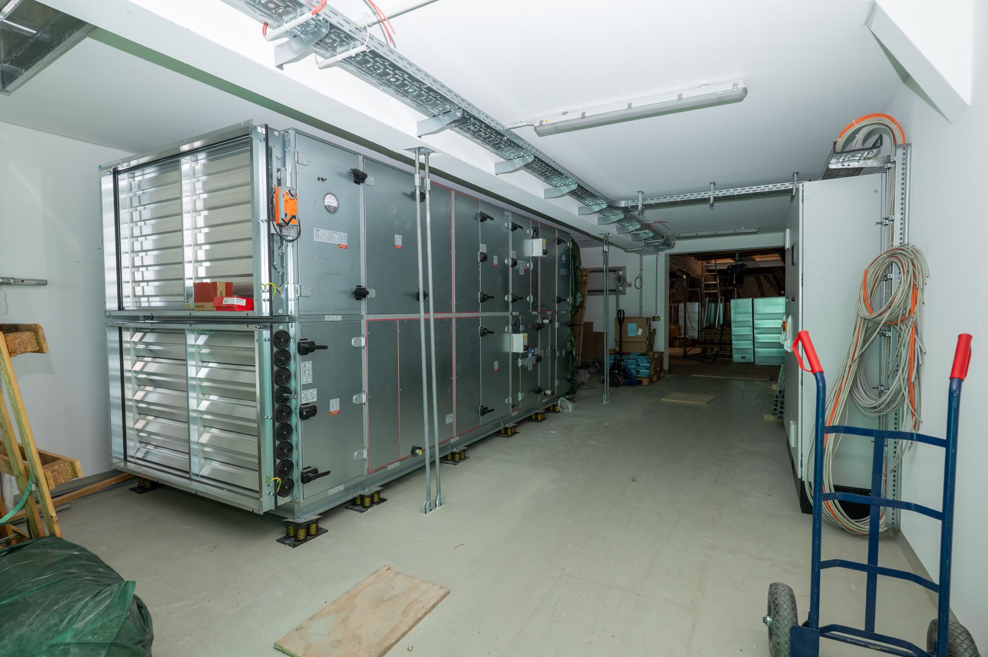Installation der modernen Lüftungstechnik. Die Arbeiten werden im Sommer 2027 fertiggestellt. Die moderne Lüftungsanlage wurde in den Technikräumen installiert.