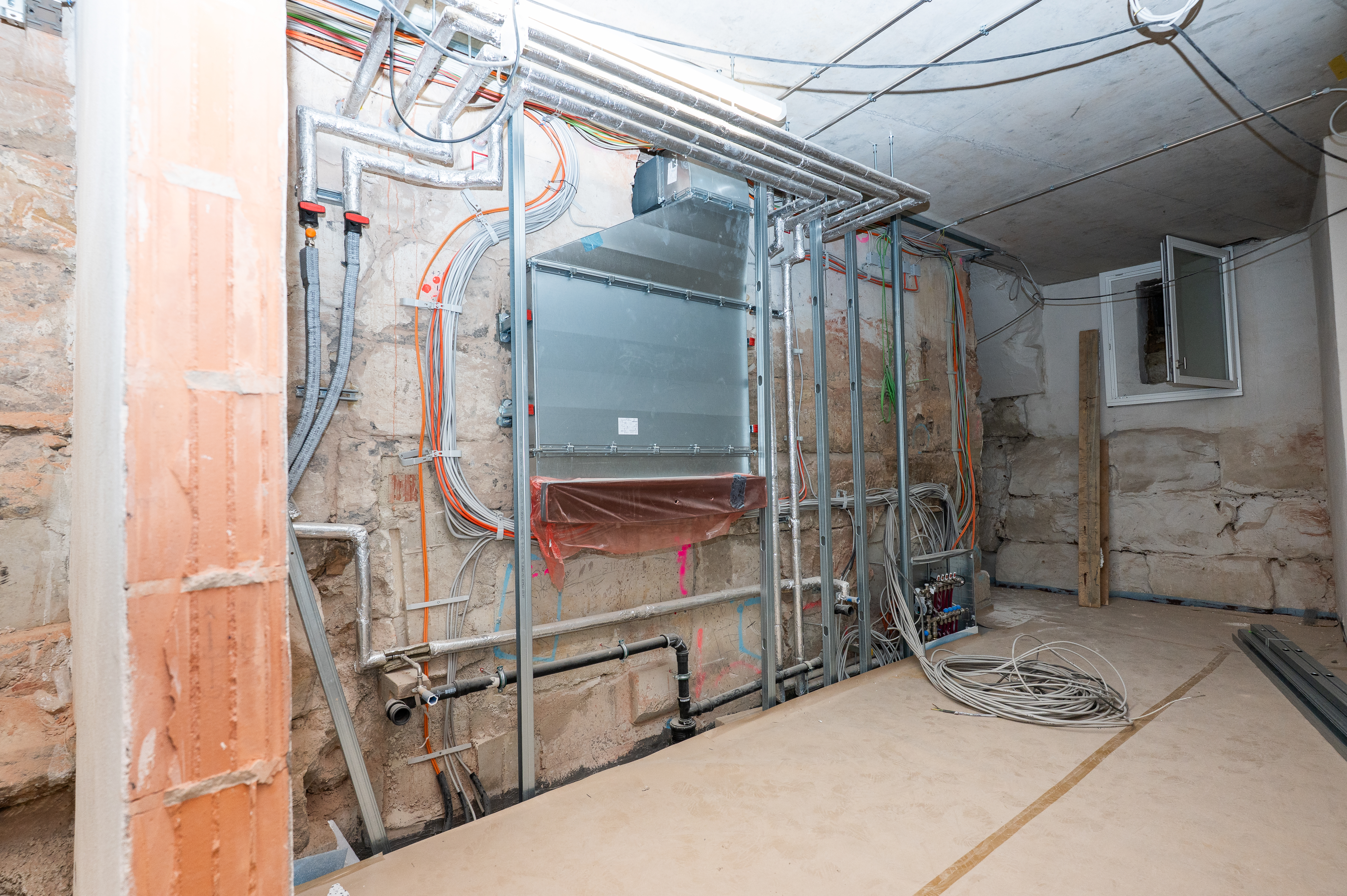 Neue Leitungen im Rohbau