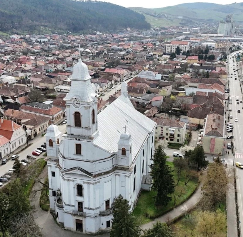 Luftbild mit Stadtansicht von Gherla und der weißen Kirche.