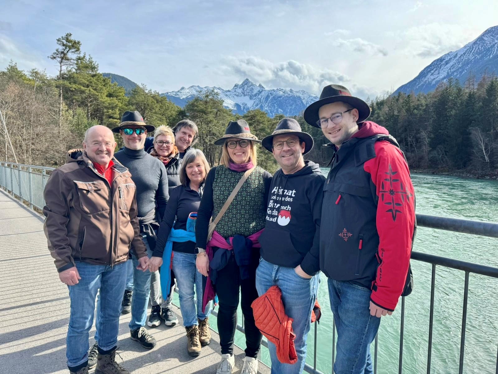 Partnerstadtbesuch der Forchheimer Delegation in Roppen zur Faschingszeit Gruppenfoto der Forchheimer Delegation auf einer Flussbrücke in alpiner Landschaft.