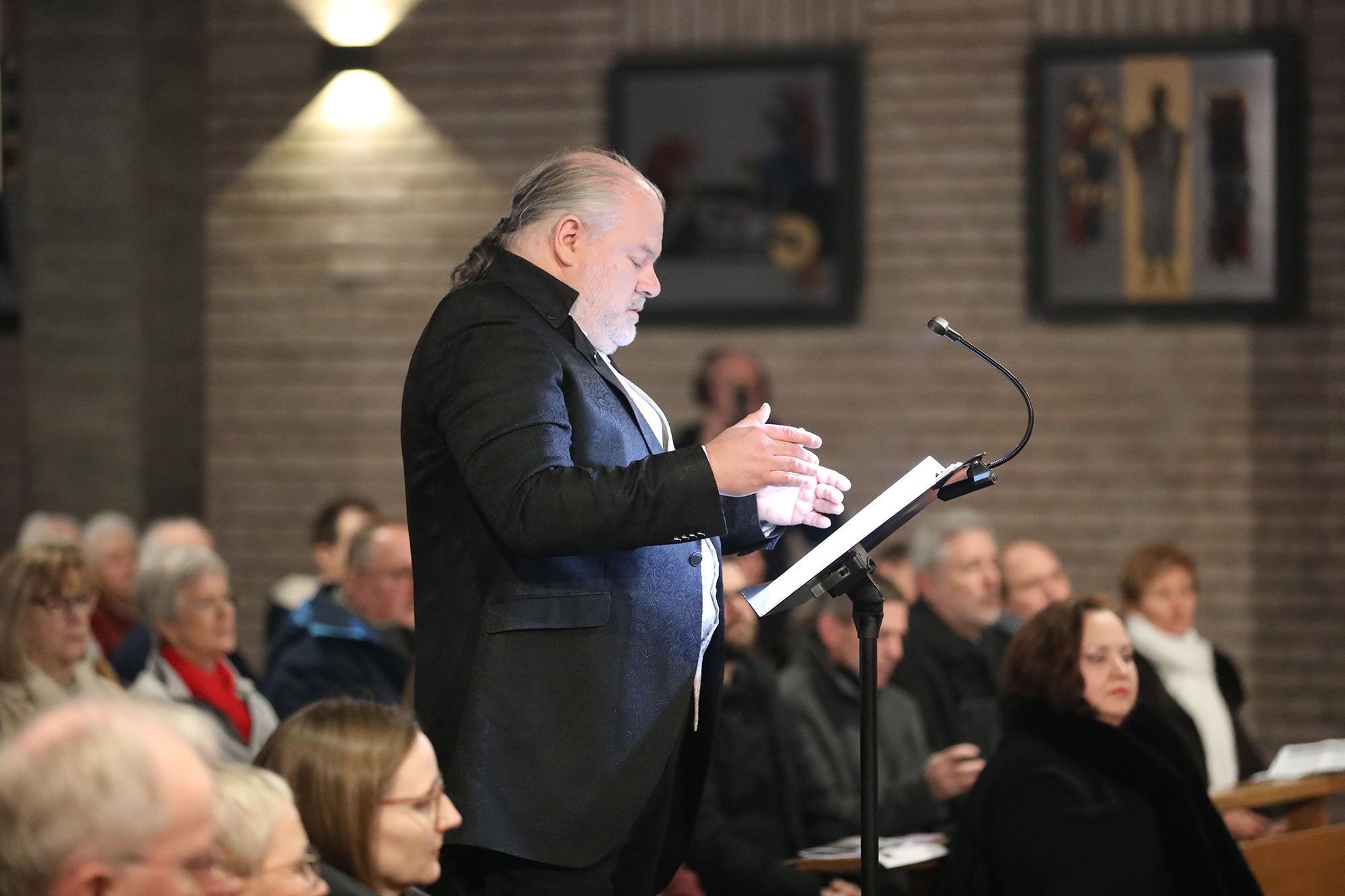 Leitung Alexander Ezhelev beim Konzert des Liedervereins Forchheim am 18. Januar 2025