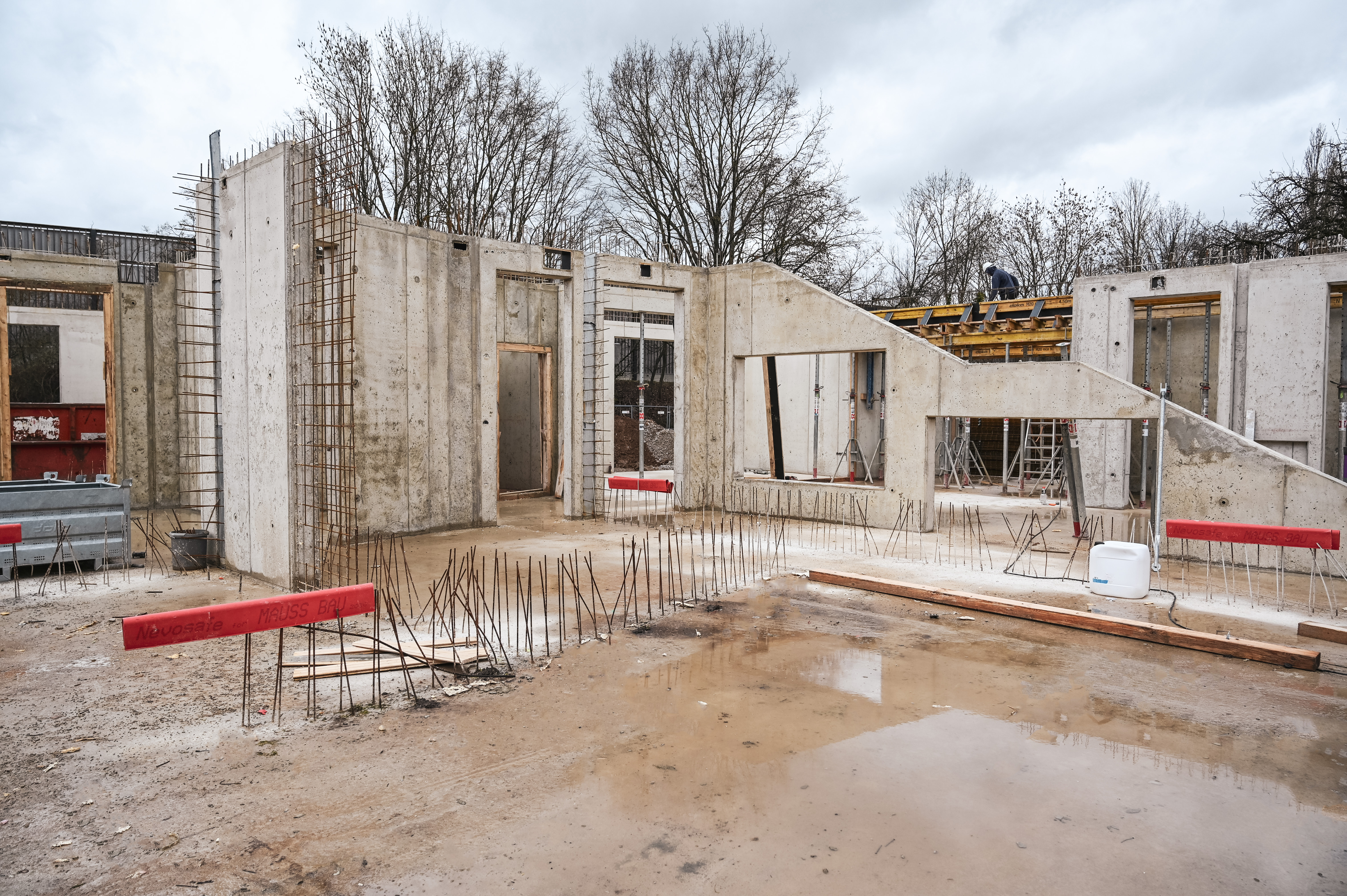 Die Betonwände werden im Erdgeschoss eines Rohbaus errichtet.
